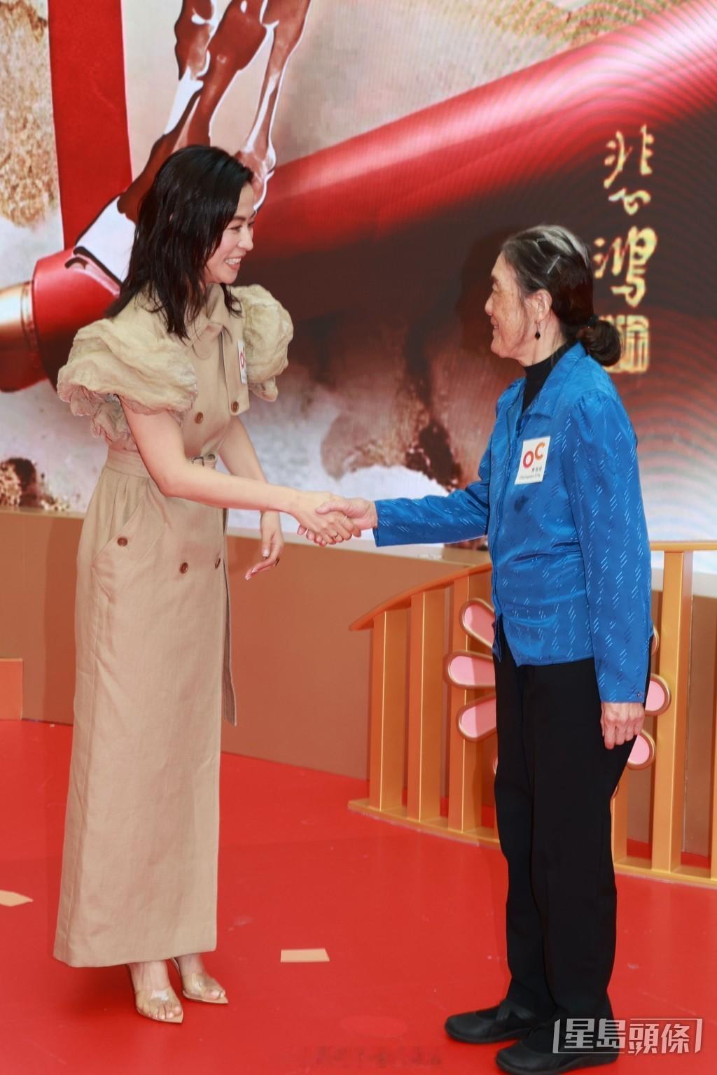 星岛：宣萱自认“神婆”信风水旺财 想摆“寻秦阵”望票房继续大收宣萱出席马年艺术活