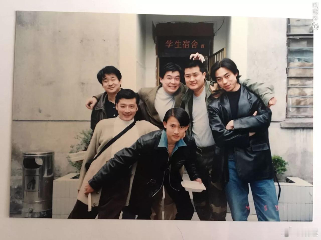 难怪聂远能红，没想到他当年竟是全班最帅的一个男生，好像九十年代的郭富城，一看就是
