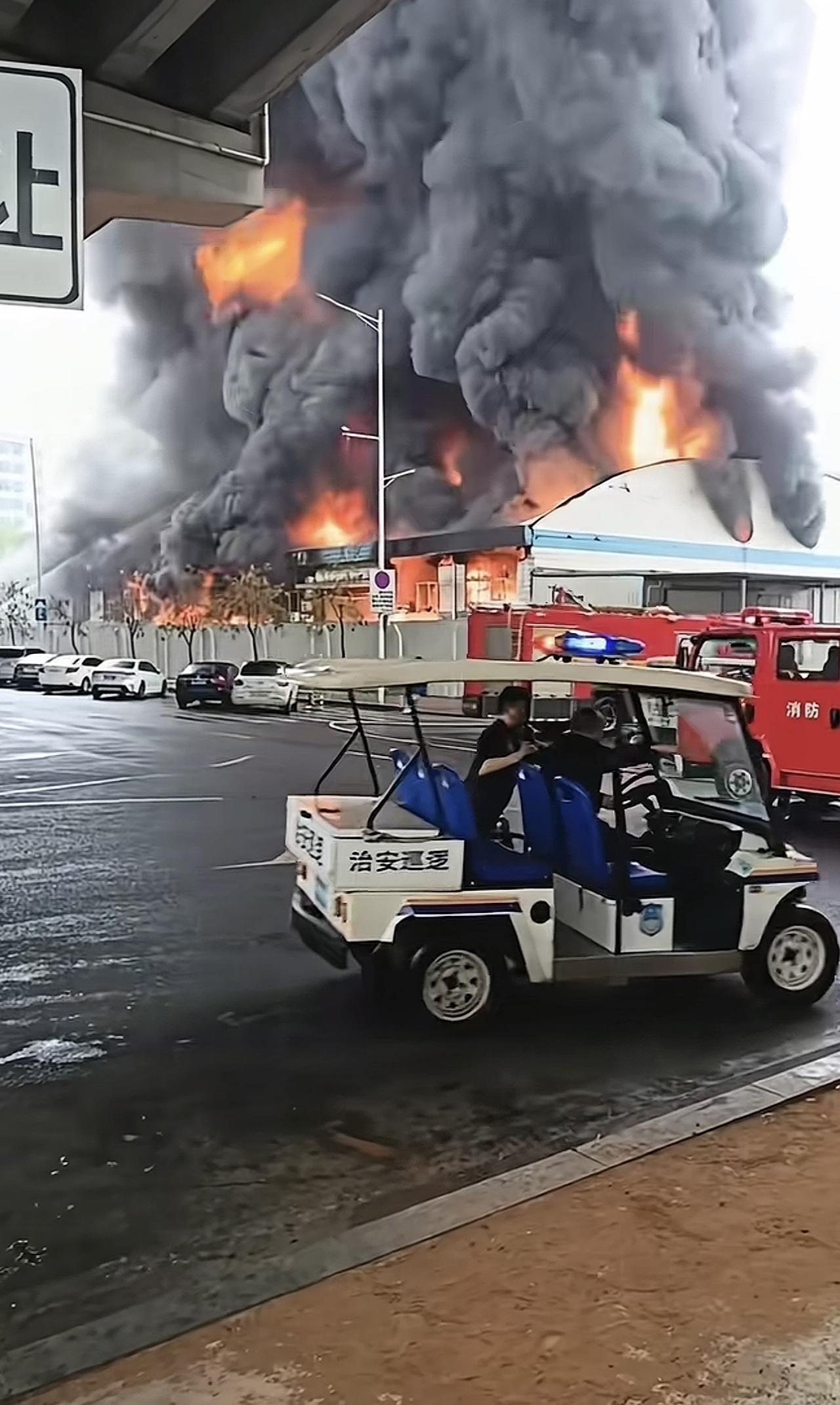 “走开！会爆炸的！”不得不说，有些人胆子是真的大。别人看到火灾发生之后，那是立马