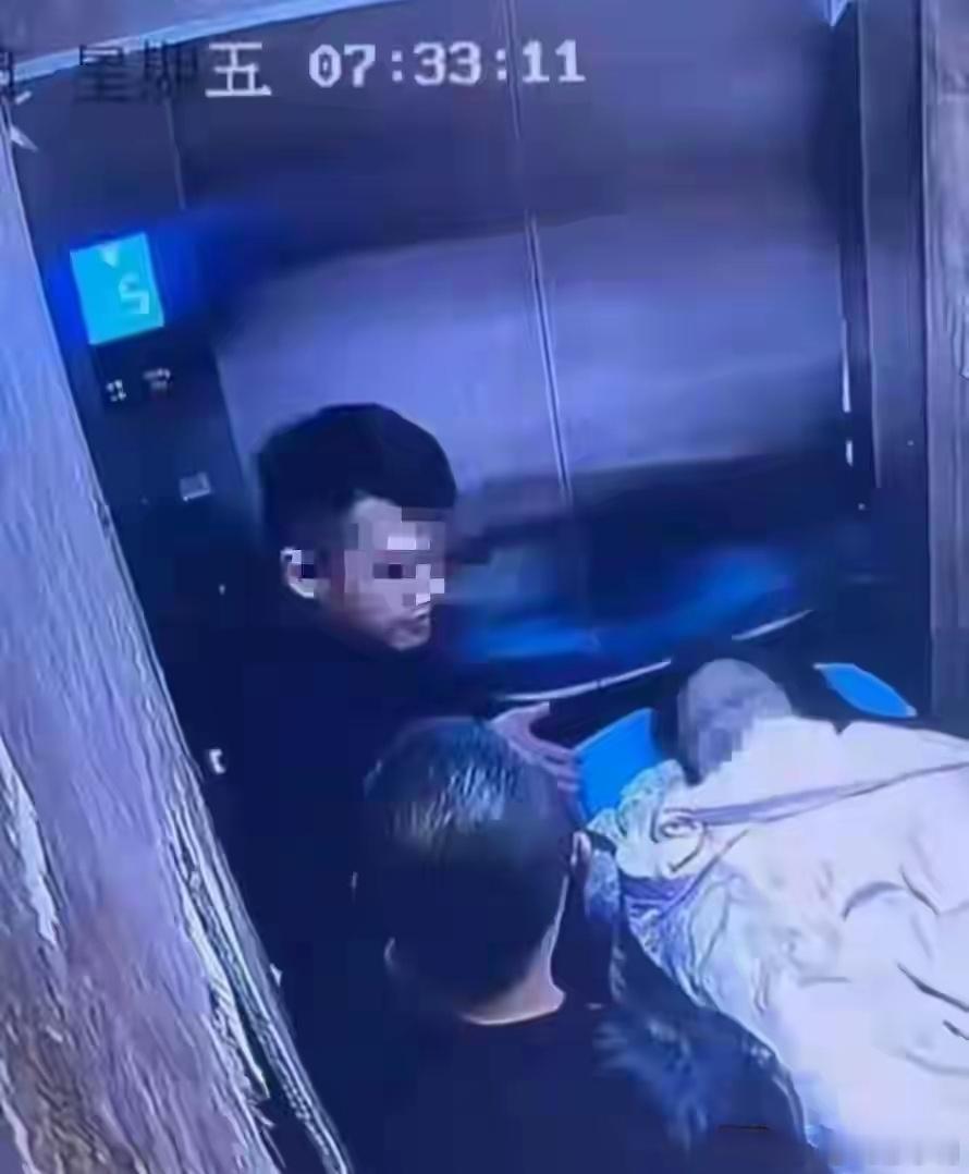 警方通报河北一女子疑家暴去世从校园到婚纱，女孩没能看清这男人的本性。如果第一次动