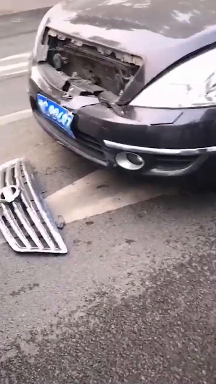 发生事故对方全责，对方保险不够耍赖不赔钱怎么办？这种情况下千万不要自己出钱。
首