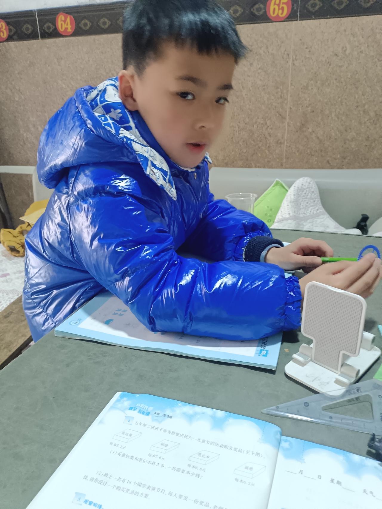 萌娃学习记：专注的小脸庞，智慧的火花在闪耀！📚👧💡