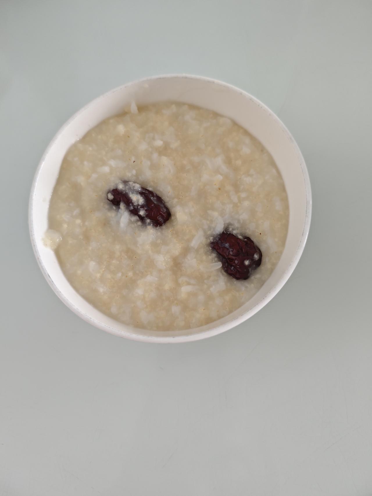 春日三餐打卡今日早餐：红枣小米粥加家乡小笼包，土豆丝干菜汤！