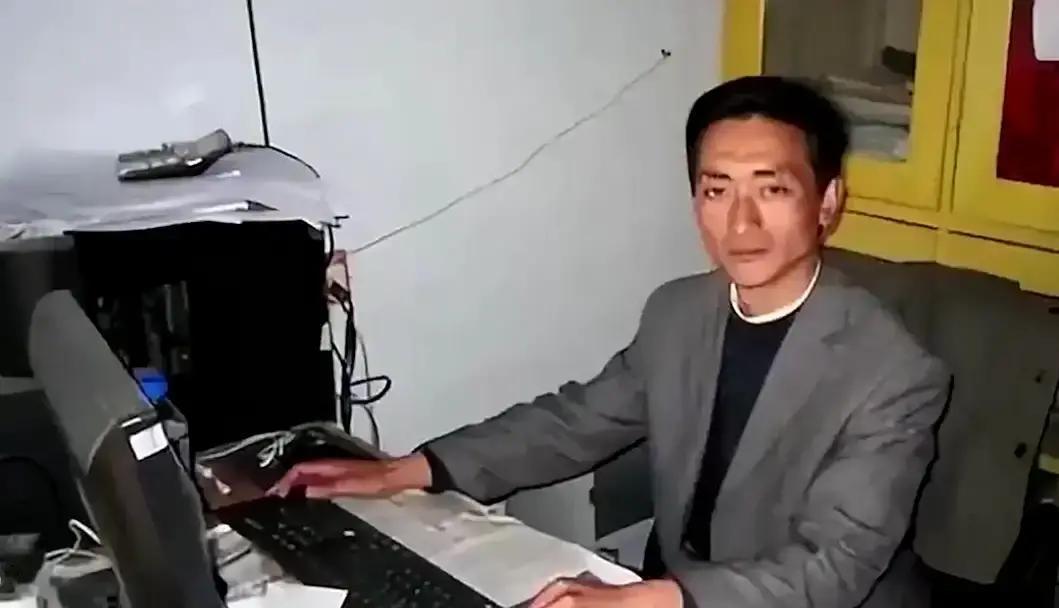 [兔子]1992年，浙大高材生李红涛被警察逮捕，然而让所有人不敢相信的是，他竟然