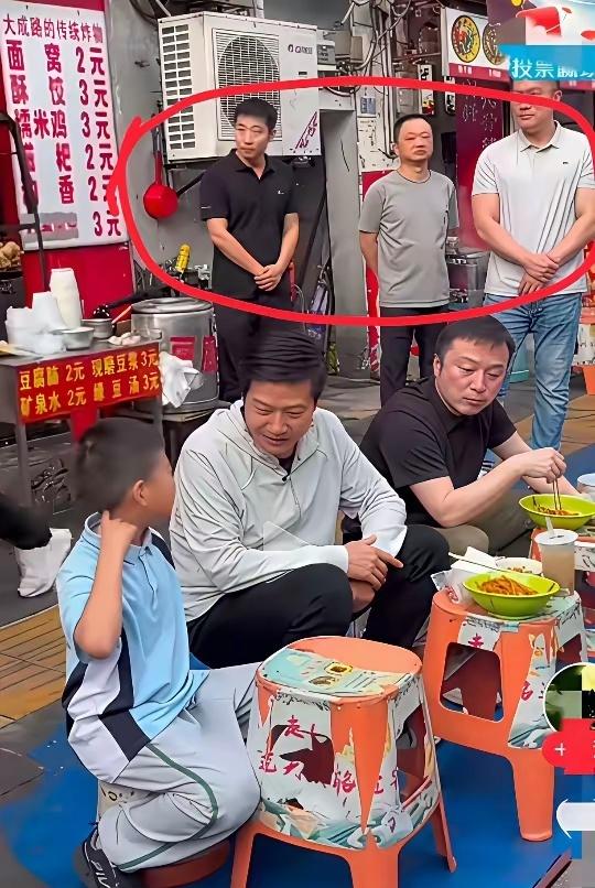 红圈里的三个人是干什么的？再看看他们的手 ​​​