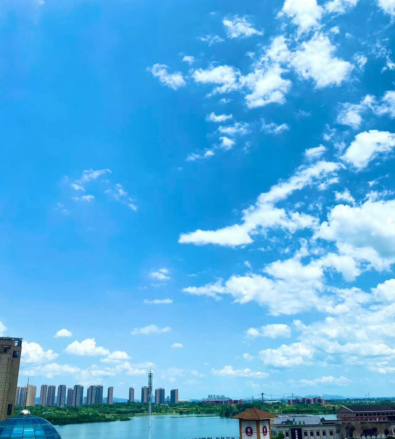 我的窗台，藏着一整个四季🌤️所有照片，都出自这同一扇窗。清晨日出漫染湖面，夜晚