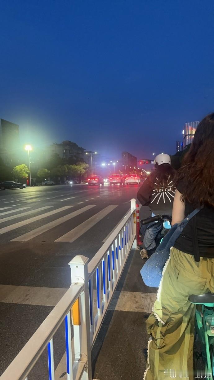 傍晚的街头，总能看见这样的场景：酒局散场，有人拍着胸脯说“就几公里，骑电动车没事