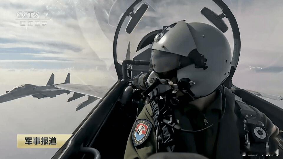 歼-16飞行员在和僚机飞行员交流，打的这个手势是什么意思？难道是转两圈，打上五发