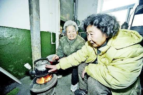 办公室老徐人很老实，干了半辈子了还是个科员，无欲无求自己很满足。
他自小没了爹，