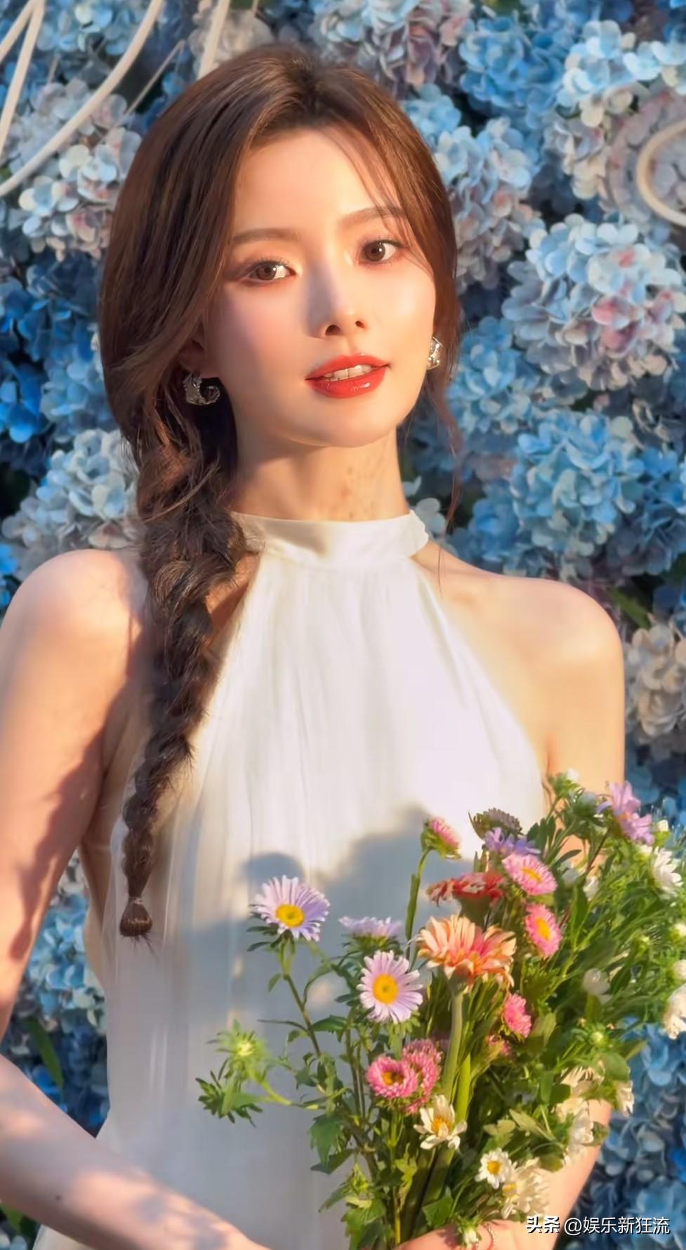 歌手陈卓璇浪漫写真，置身“花花世界”中，美出了新的高度，她身高168厘米，体重4