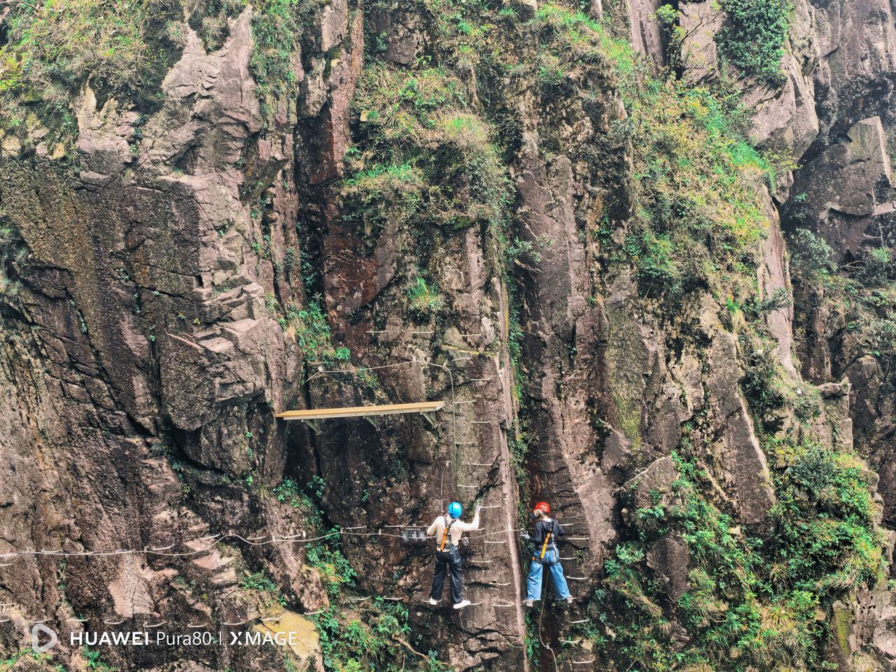 飞拉达（Via Ferrata）源自意大利，意思是“铁道式攀登”，它把专业攀岩的