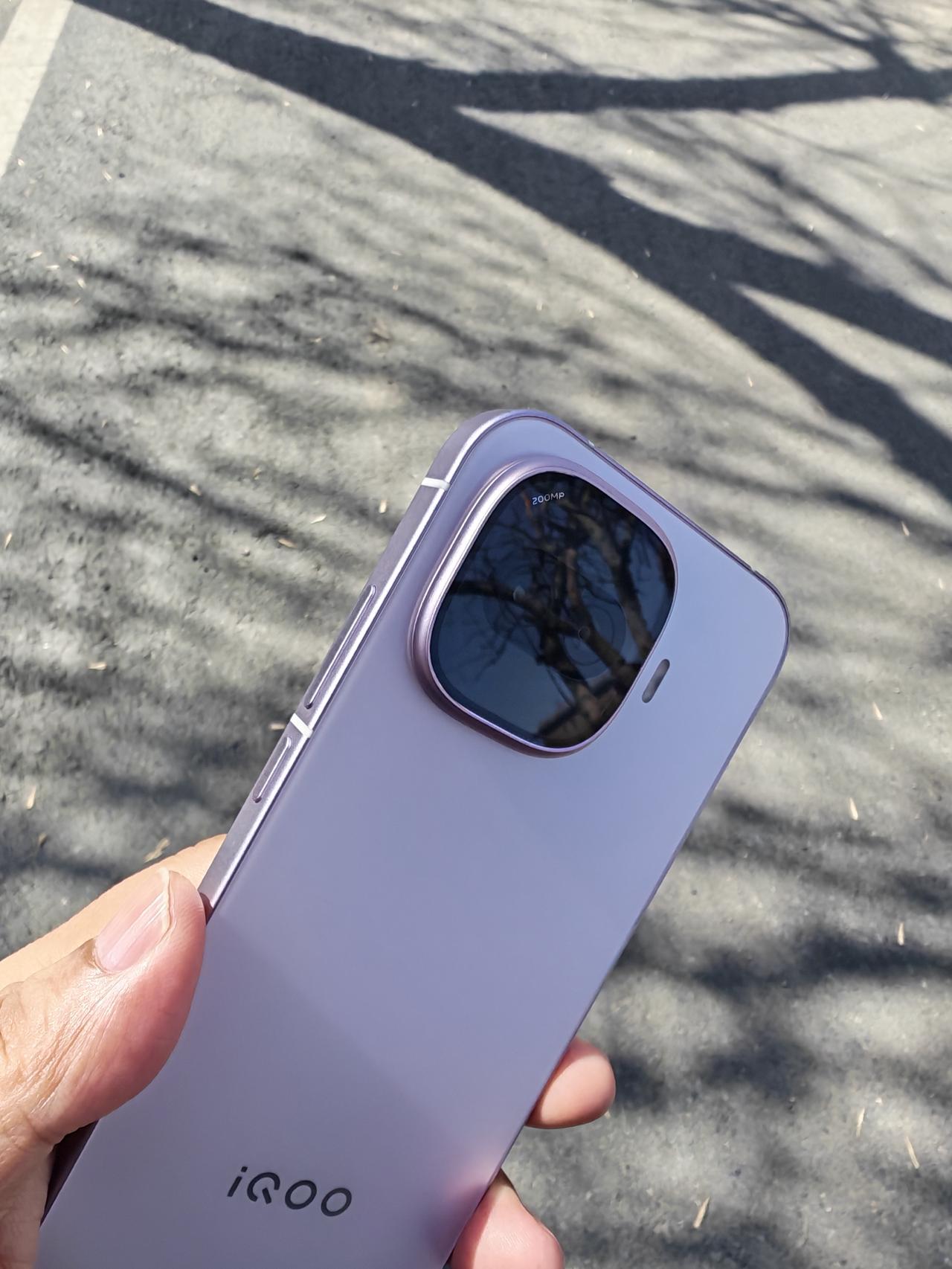 中端机选iQOO Z11 Turbo真的稳

现在手机涨价潮扎堆减配，它偏反着来