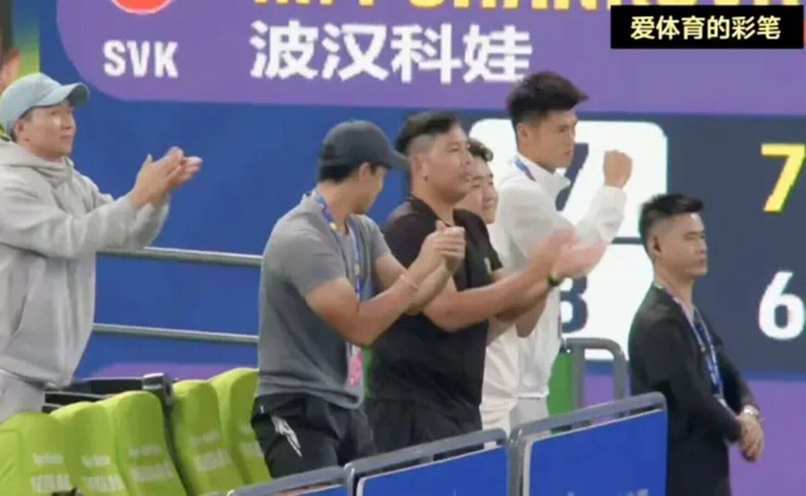 武网！王曦雨7_6波汉科娃，绝杀时刻，教练使劲鼓掌，球迷大声尖