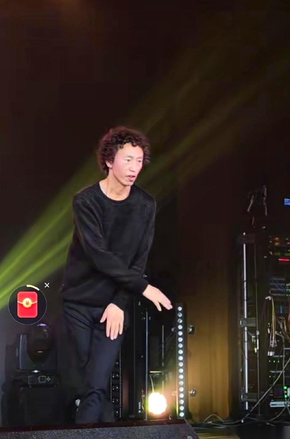 庞麦郎的巡演，这次开到了广州。
一个红色头套直接蒙脸上台，底下居然还黑压压挤着几