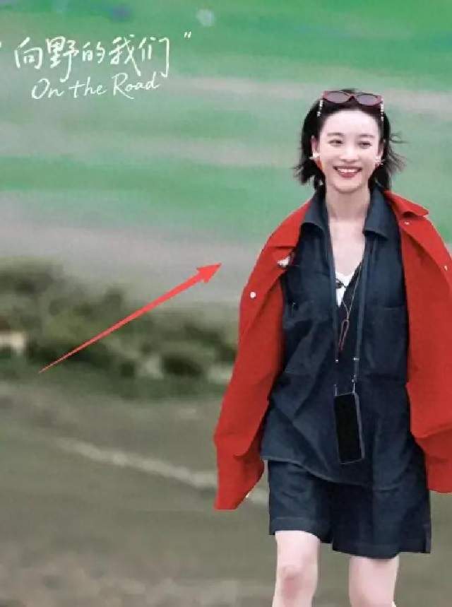 倪妮空降贺兰山，脸僵、眼睛吊还有褶子，大雨给品牌站台一脸兴奋
