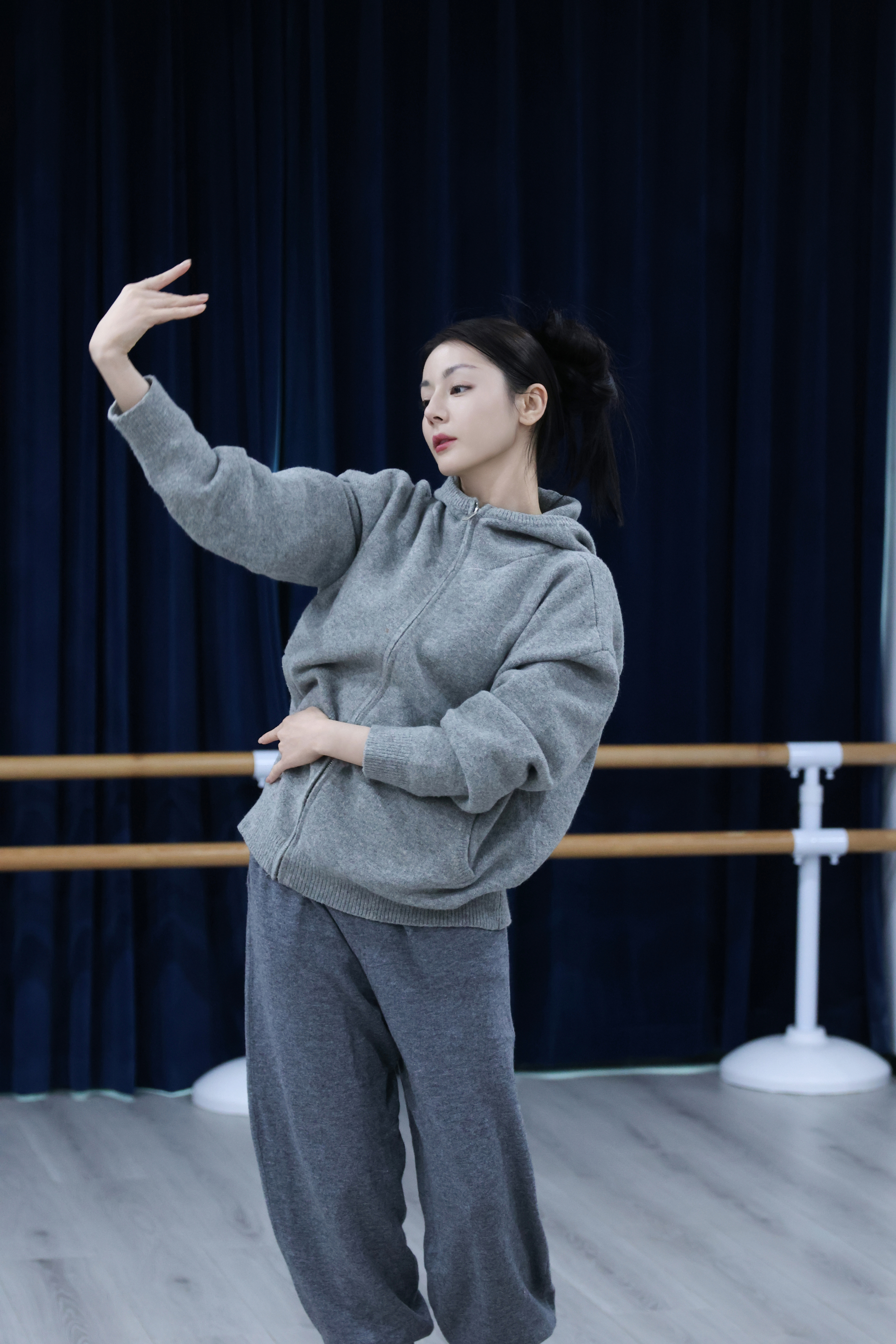 迪丽热巴  感谢热巴一次次的练习呈现出这么完美的舞台效果，好为这个满分女骄傲！迪