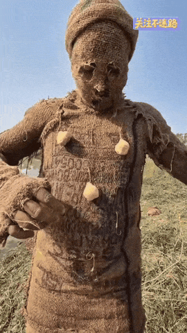 把鱼钩挂在人身上，再挂上鱼饵，看看能钓上来多少鱼。结果出乎意料了……