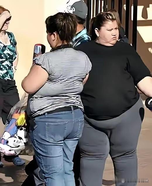 在美国，你要是看到一些体态肥胖、屁股大且满身是肉的人，放心那大概率是穷人；而看到