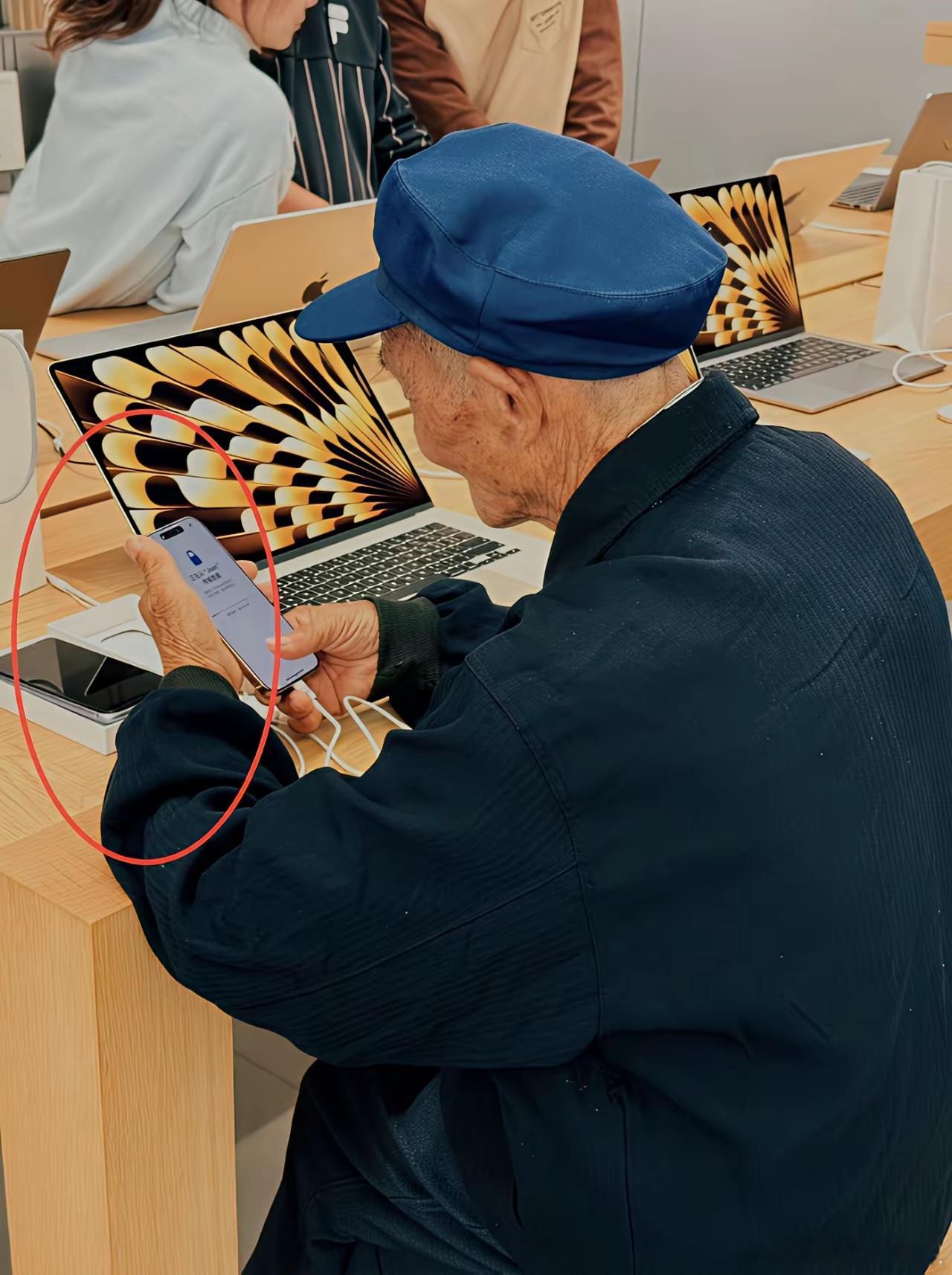 有个老大爷去苹果店换新款iPhone，看样子是用iPhone11换Pro。这会儿