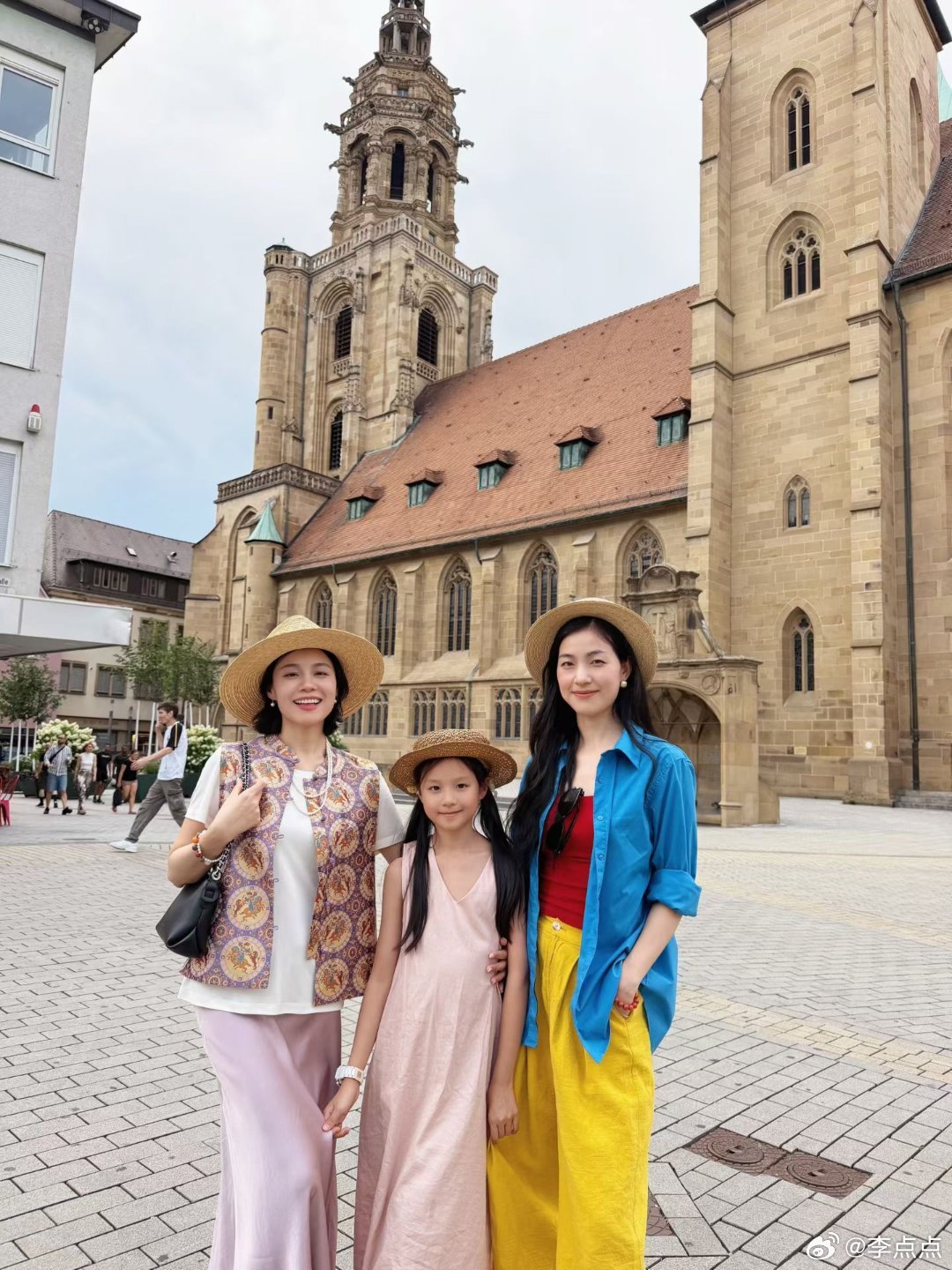 Ladies and 姐妹们，同志们and 朋友们，听我一句劝，出国一定要穿新中
