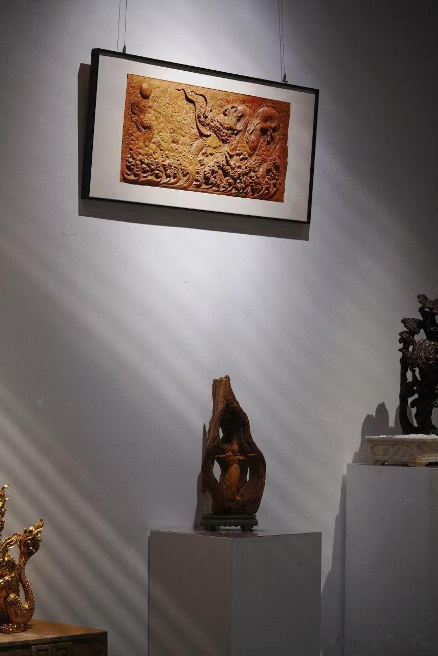 最有气势的，是这条龙向上腾起的姿态。

缅花浮雕祥龙，龙身舒展，鳞片层层铺开，龙