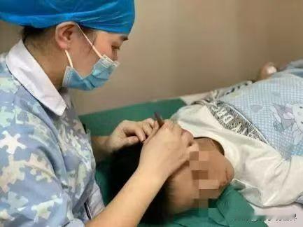 脸上“三角区”的痘痘千万不能用手随便去挤，危险！
       日前，“一位20