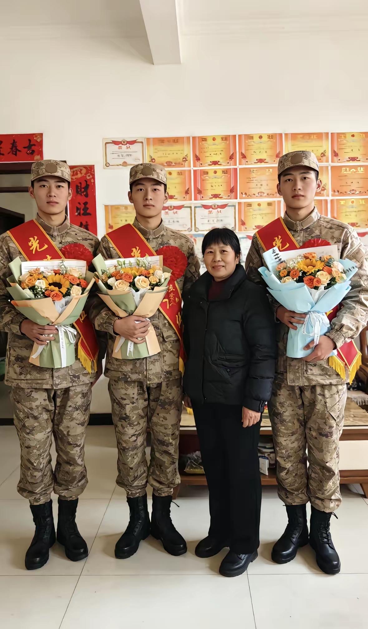 三胞胎兄弟齐入伍！母亲一句话，让全网破防
 
刚刷到这个新闻，我眼眶一下就热了。