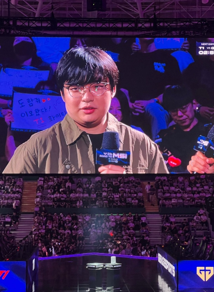 原神哥今天也来到了现场！MSI选拔赛上迎来T1对阵GEN的比赛，赛前前DK辅助B
