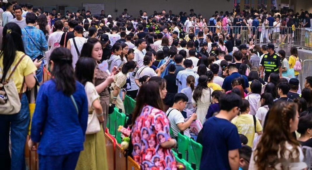 把王心凌言承旭的河南话互动和“清香如初”绑定，确实讨巧，但两人相视一笑的瞬间，藏