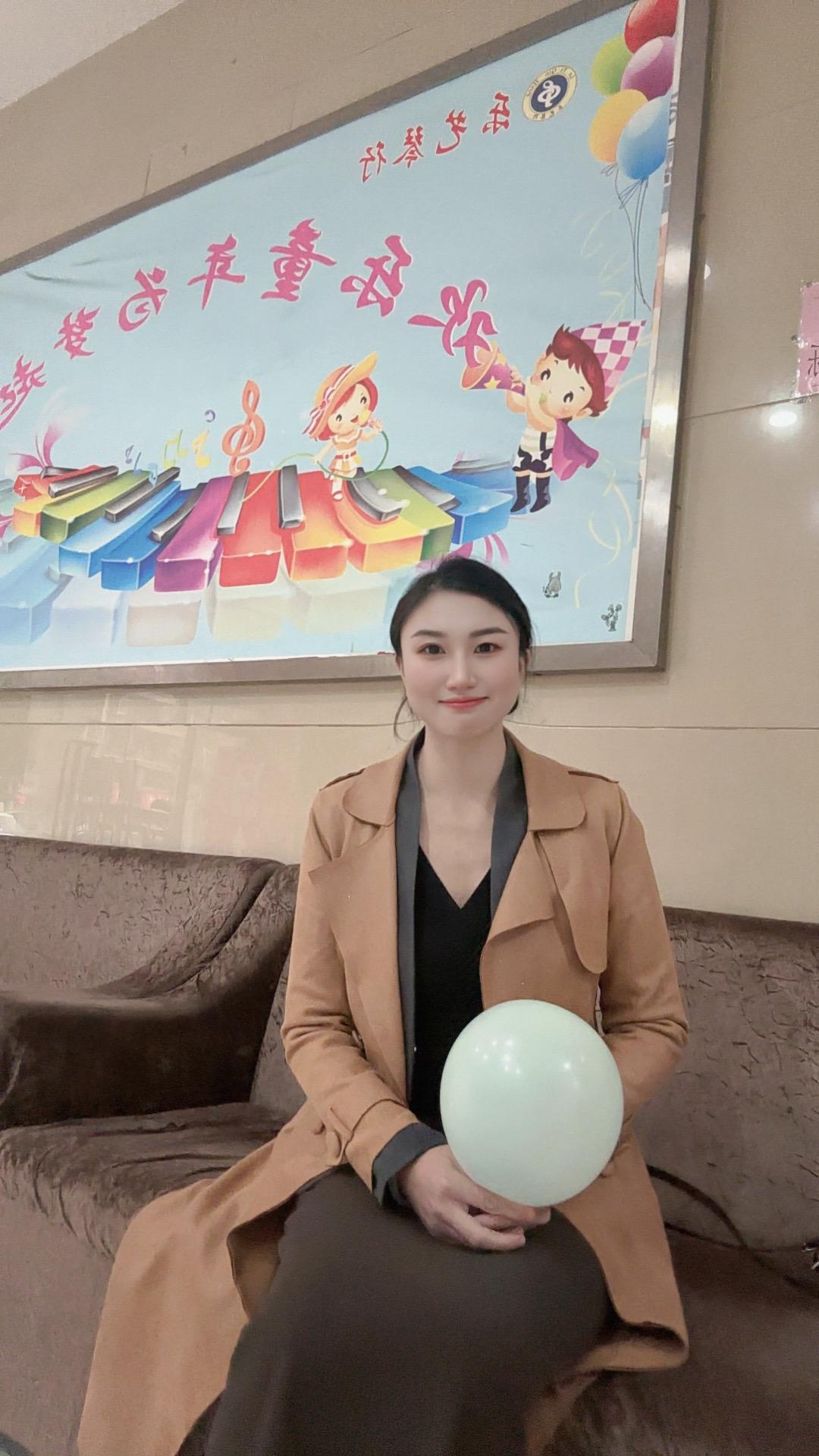 婚姻里最窒息的结局，从来不是离婚。
而是两个人成了同住一个屋檐下的陌生人——没有