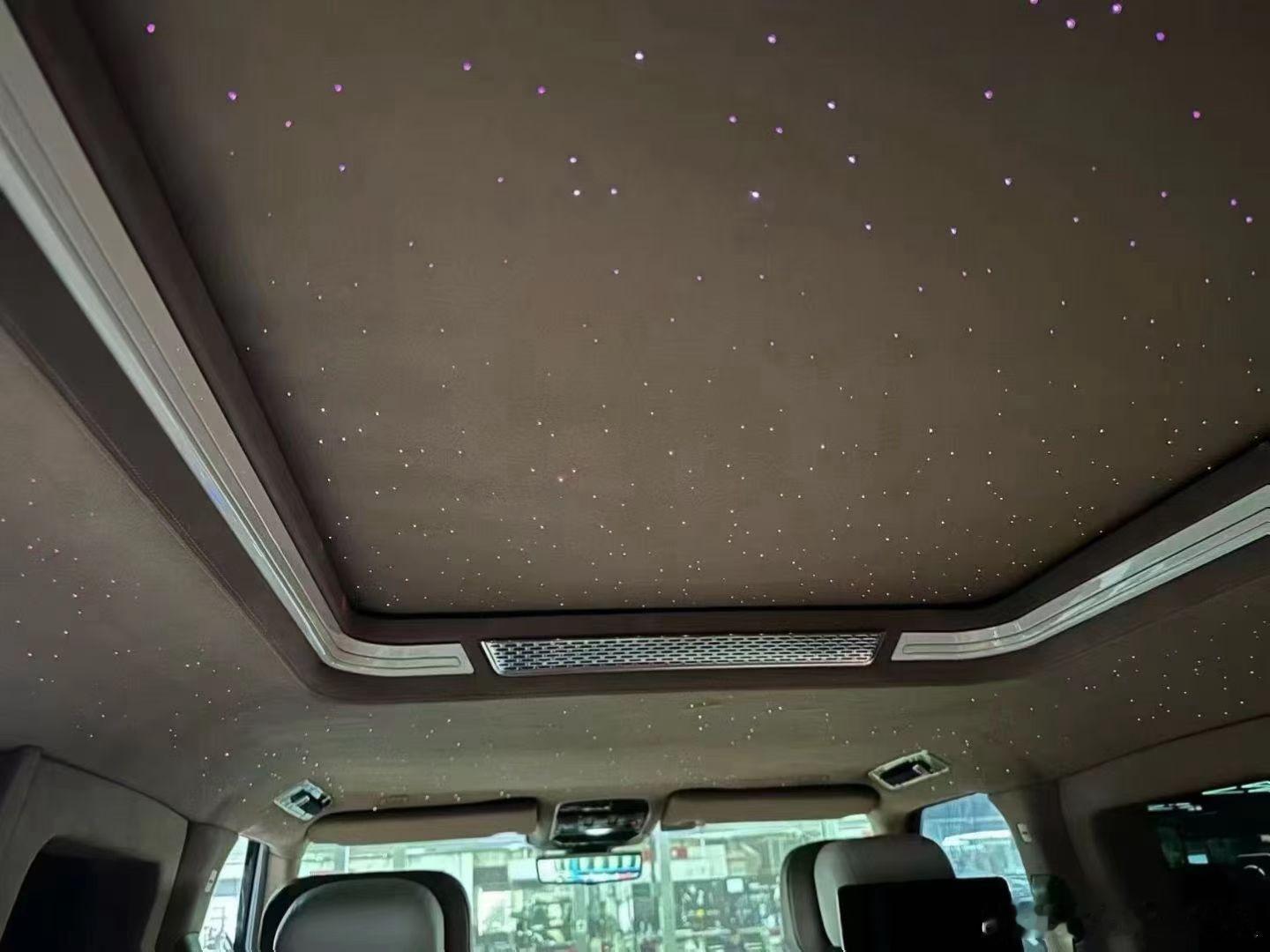 路虎行政皇家一号加长23款，四座，24年7月上牌， 22年6月出厂，1.1万公里