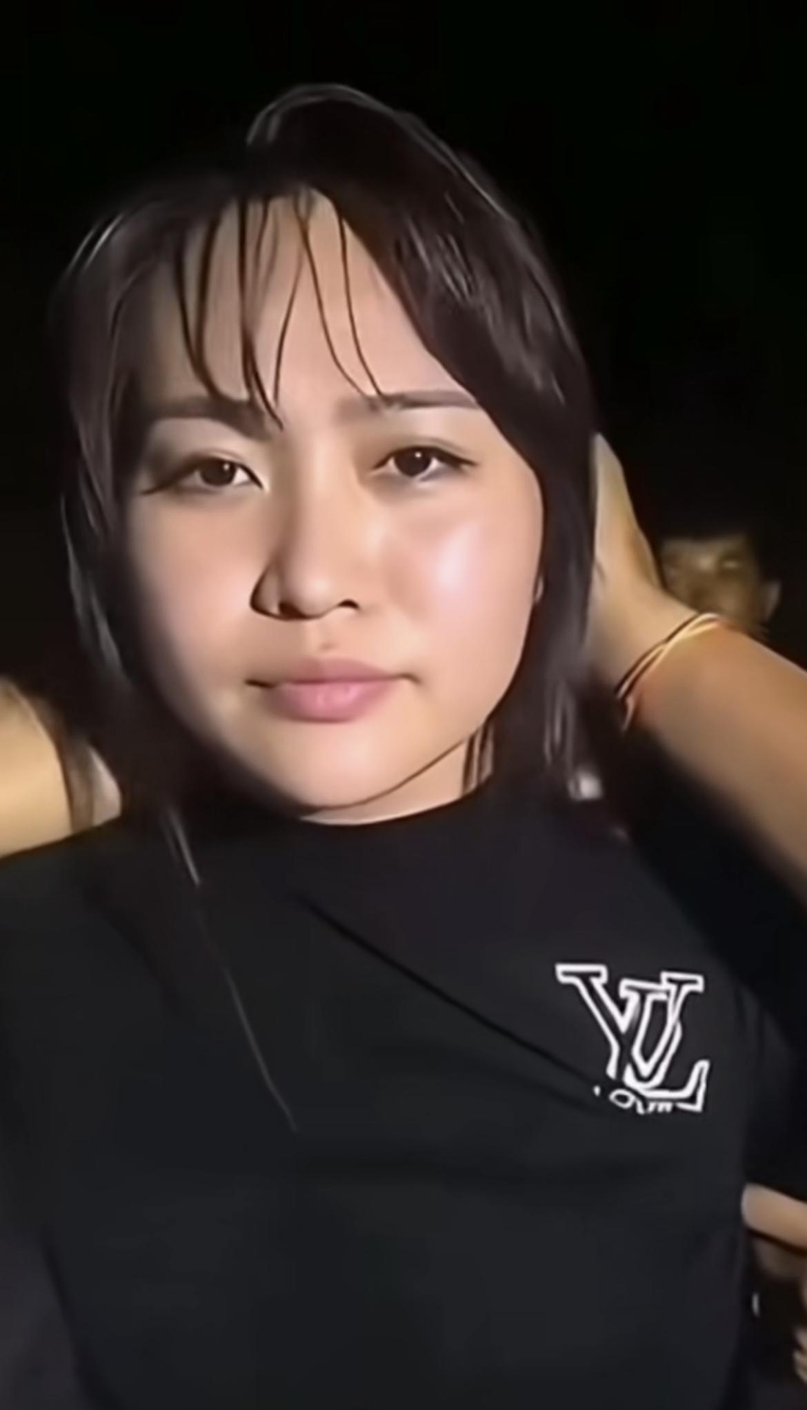 《七律·劫法场的女人》
作者：转转看到



萧瑟秋风云飞扬，
万壑千山心底藏。