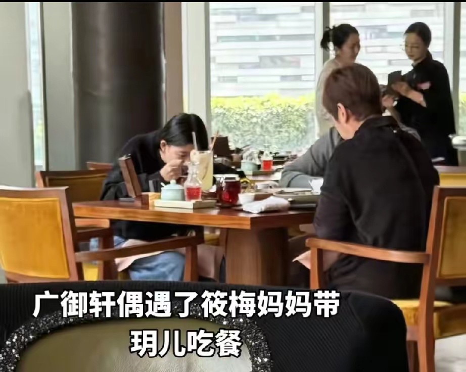 筱梅妈妈陪同小玥儿一起回北京过暑假啦。 