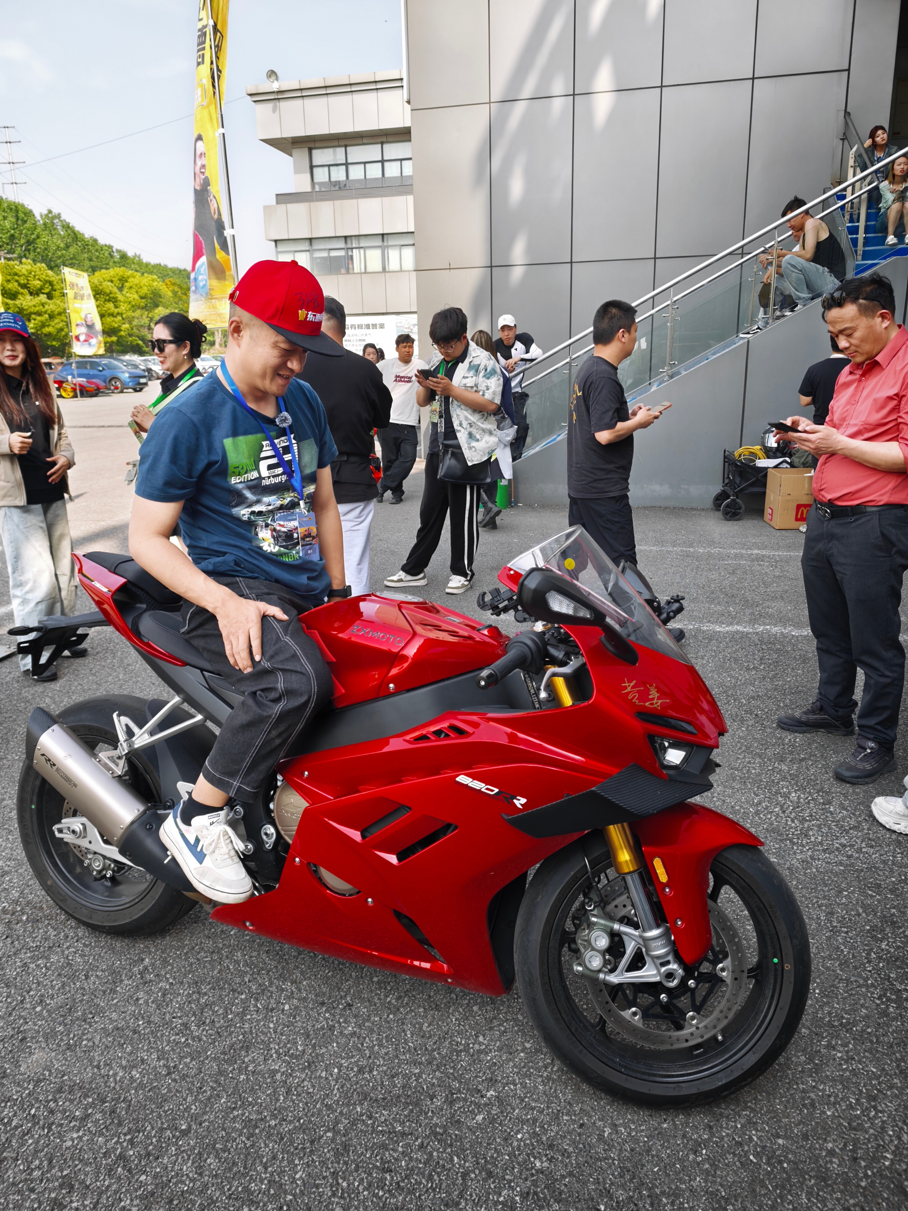 我买了后面这个红色的张雪820rr，但是我刚刚试了一下天马现代N小哥的张雪500