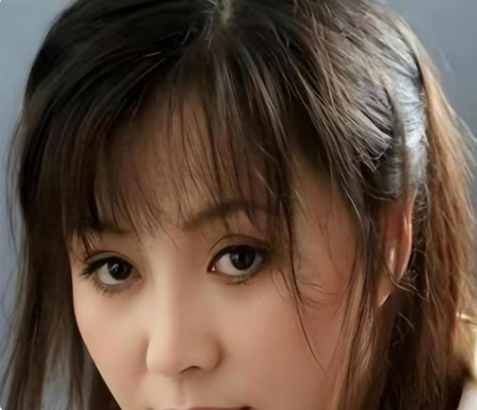 19岁嫁入豪门，20岁生下儿子，月子还没坐完就转身离开，如今如何 