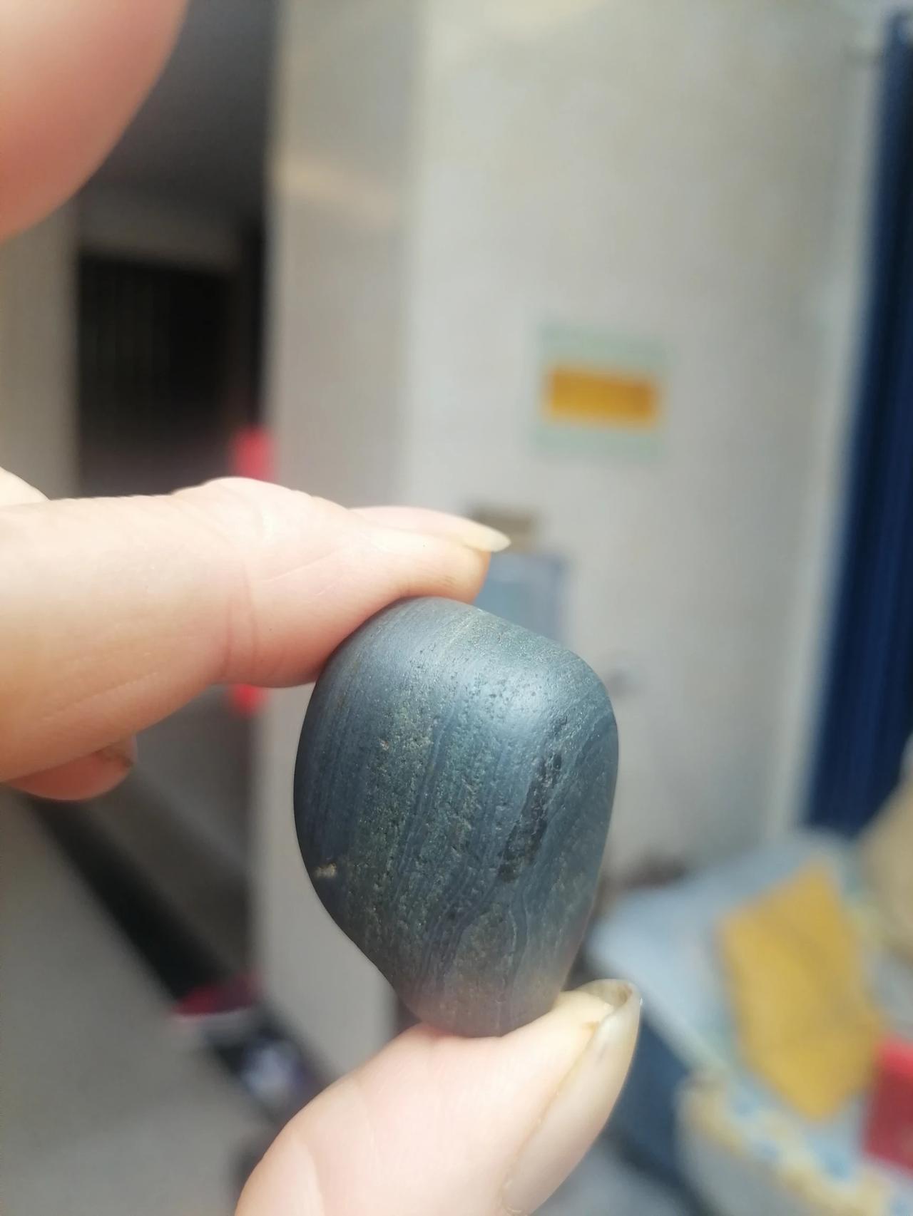 展示一颗漂亮的天然金钢石，重达二十多克，敬请宝石爱好者鉴赏。