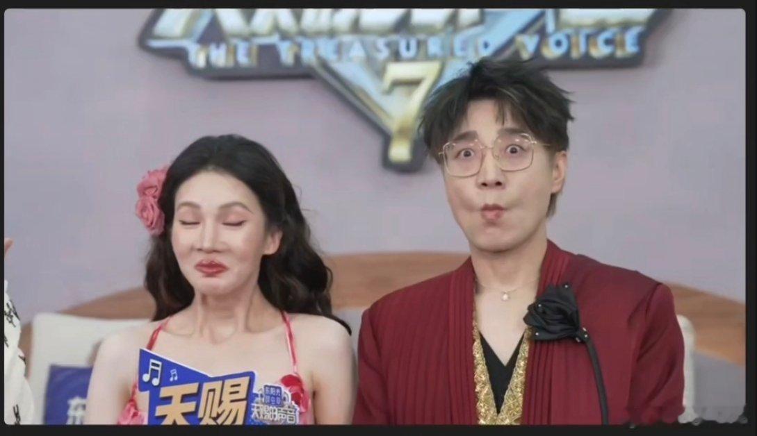 金晨忙了一天打开手机天塌了金晨做鬼脸挺敬业的哈哈哈哈哈哈哈笑不活了，金晨忙完一天
