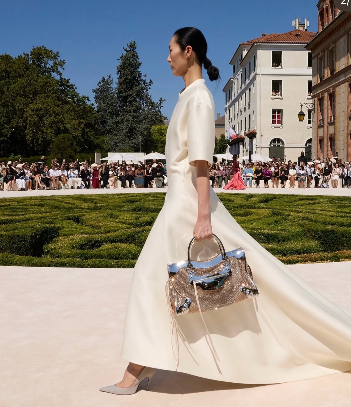 巴黎高定时装周 Balenciaga 「高定版」Le City包包！🪩🌟品牌