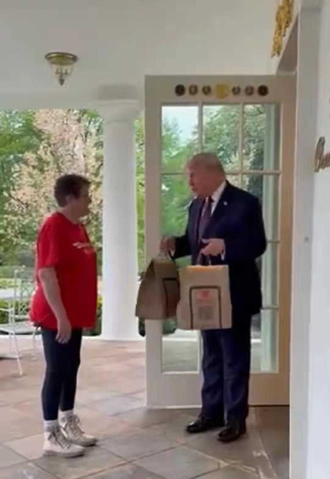 没想到特朗普也点外卖，他不是住在海湖庄园和白宫吗，那配有顶级厨师，他想吃什么都是