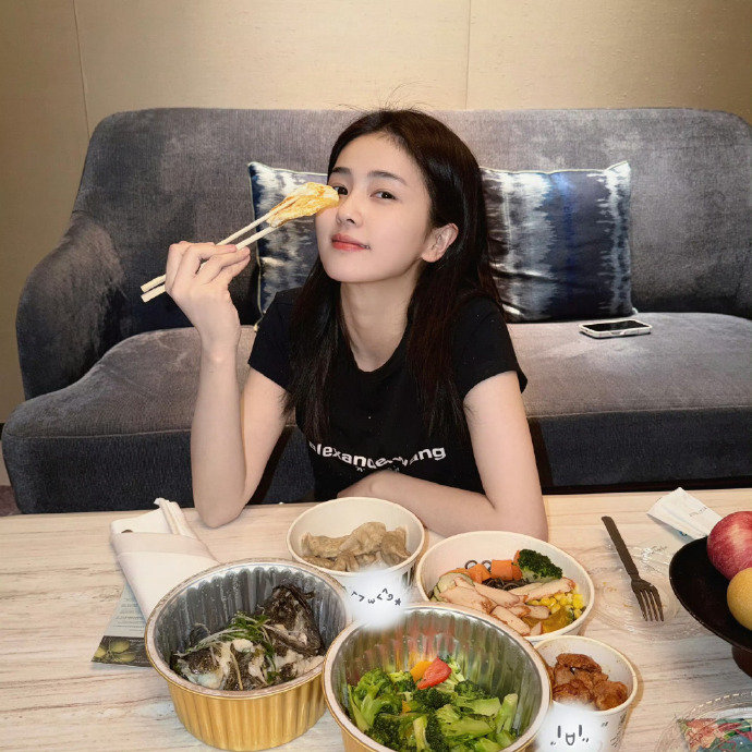 白鹿吃减脂餐 哇白鹿在吃减脂餐 哇 白鹿吃减脂餐在飞机上都没有吃飞机餐