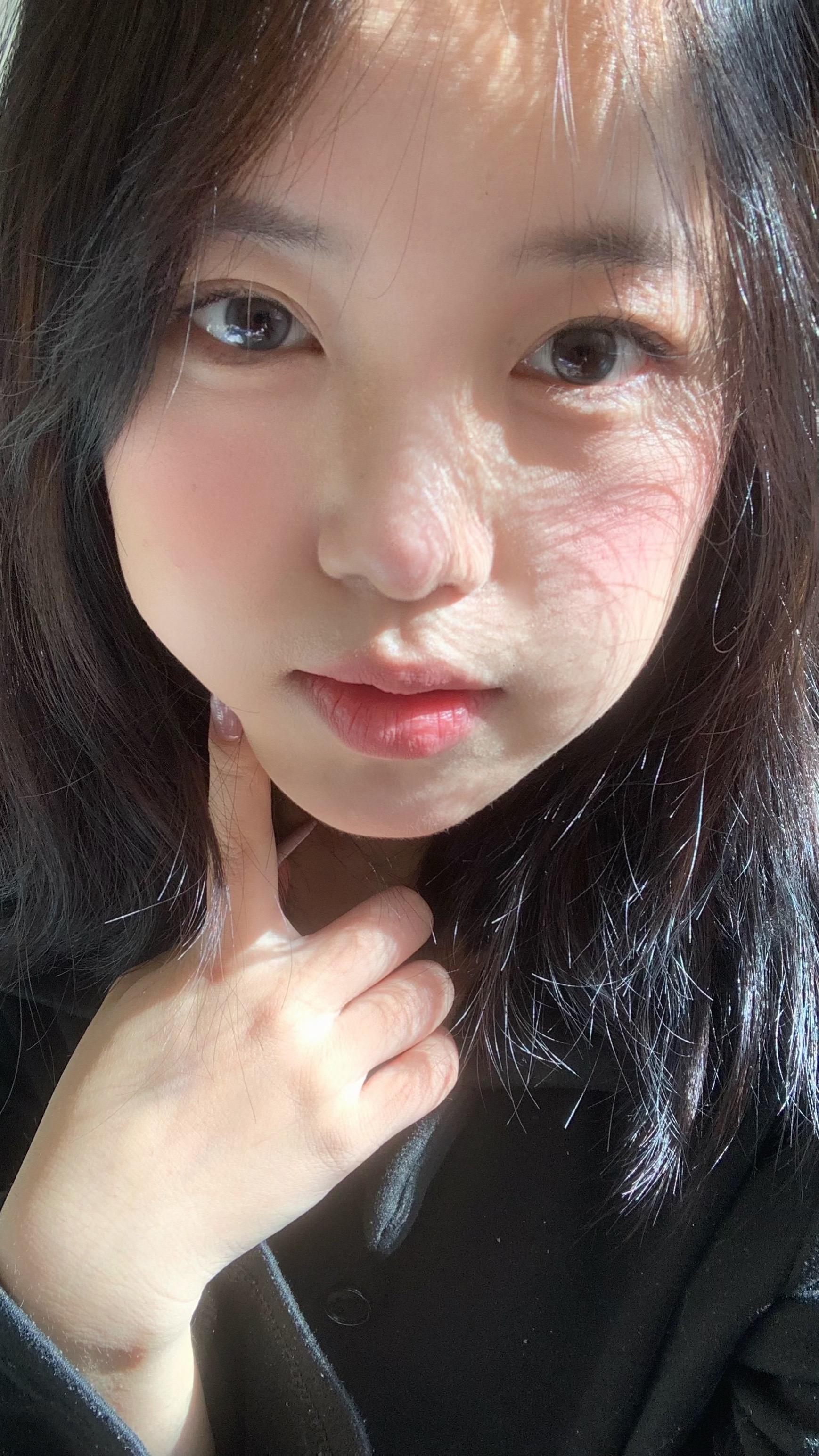 嘿，小朋友，看这边：来，123，笑~