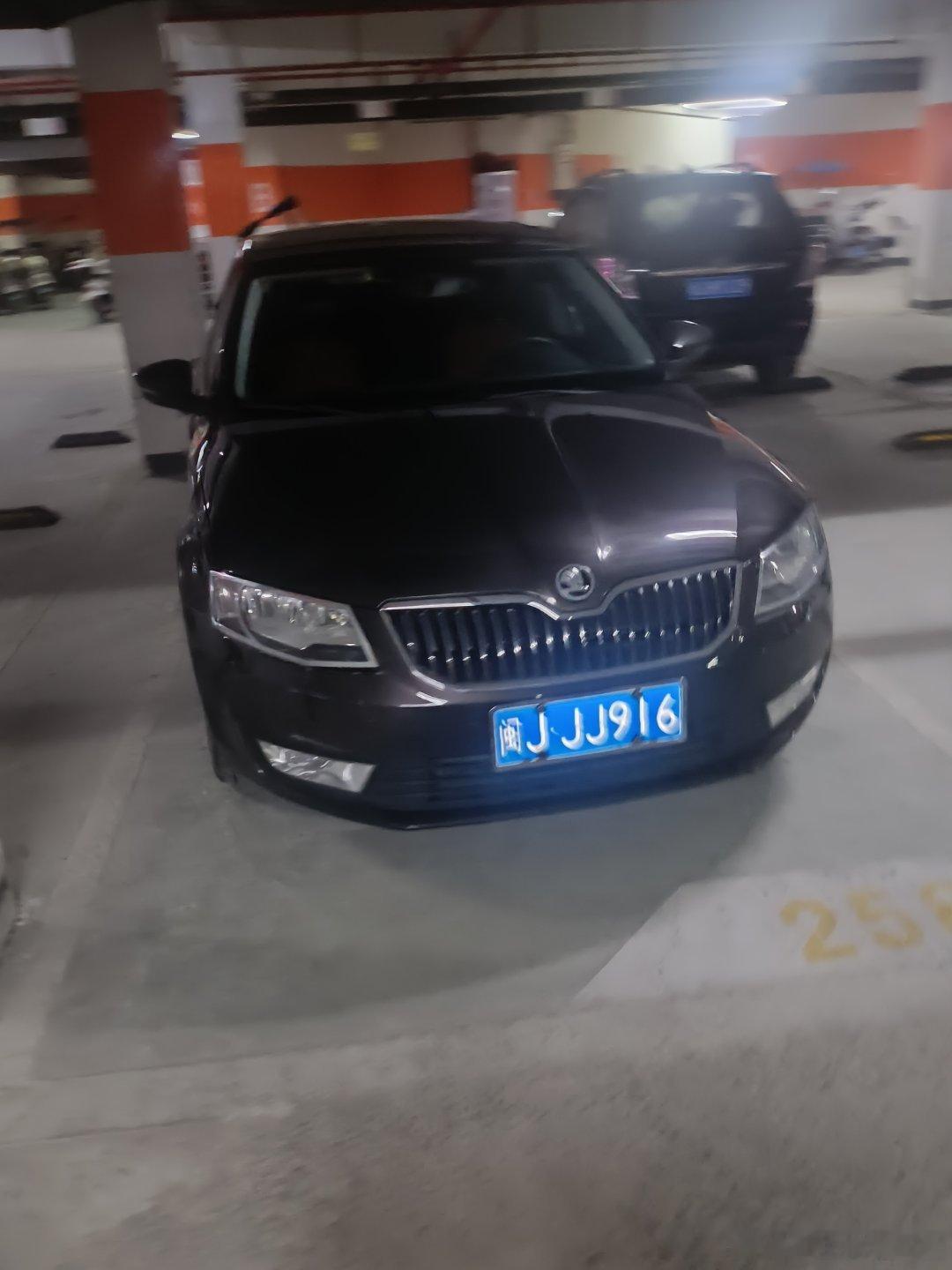 省钱是电动汽车最小的优点吗超级车主 《充电桩旁的烟火气》上海的早高峰像一锅沸腾的