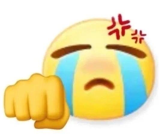 女老师骑着小电动车，在城区一条不算窄的路上正常直行，旁边一辆渣土车同向行驶，快到