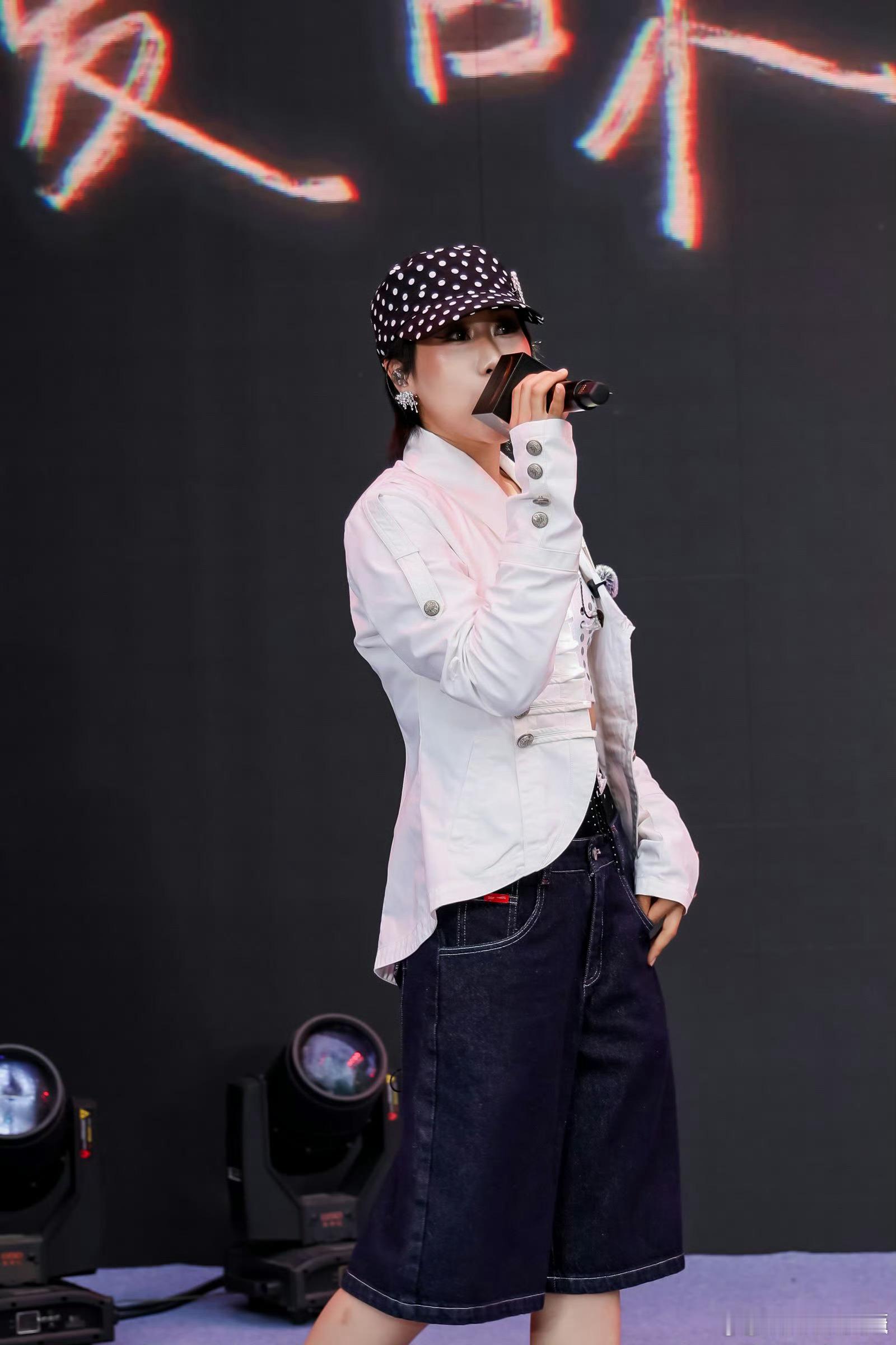 死去的秀粉dna又在攻击我了熟悉的公演赛制再次上演，那些年的狂热与热忱历历在目，