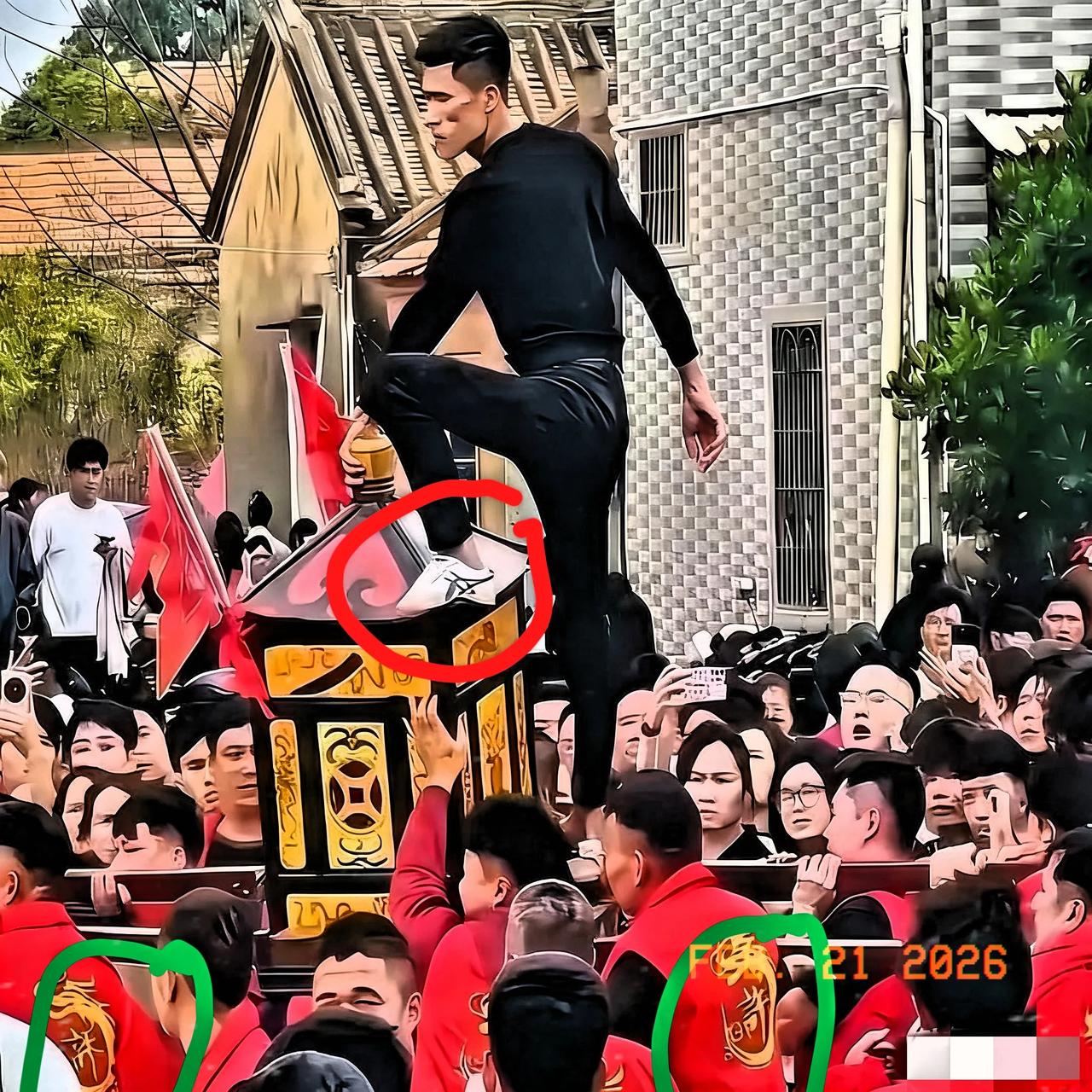 他不是无意碰到，而是径直踏上妈祖銮轿顶端，稳稳站定。

底下连掷三次圣杯，次次都