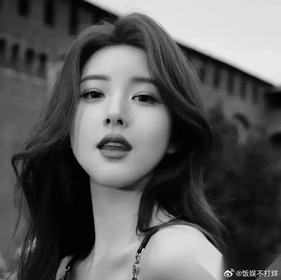 赵露思推了三部送上门的甜剧，两手空空走出舒适区。两亿多粉丝是她靠甜妹角色攒下的老