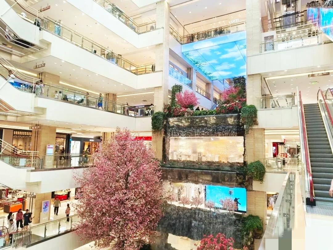 谁能想到西安深耕运动品牌二十多年的严鹏，最后倒在了商场水景旁，实在让人心里堵得慌