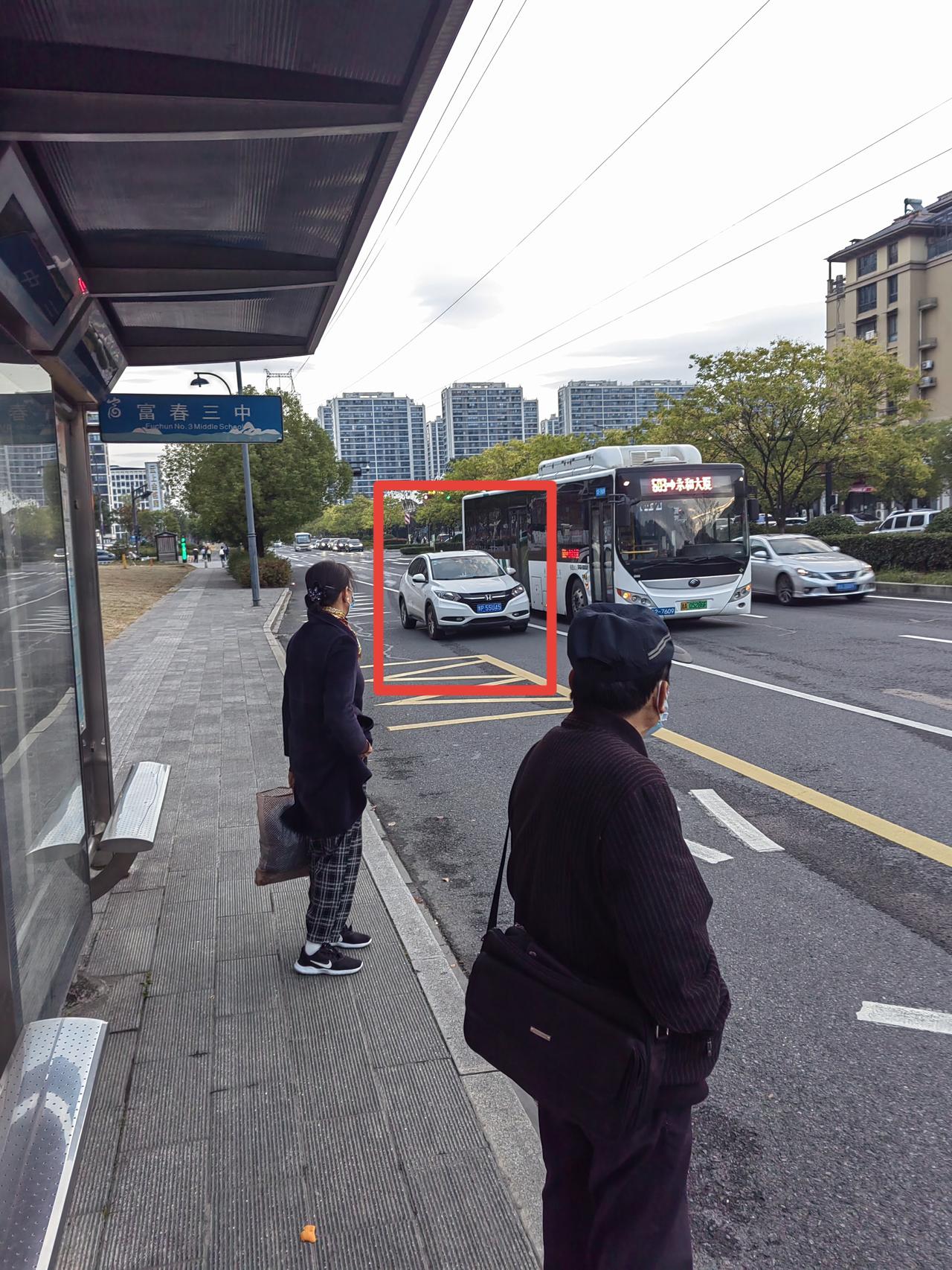 林子大了什么鸟都有:
有人这样停车，是不是太过分了？11月18日6:39富春三中