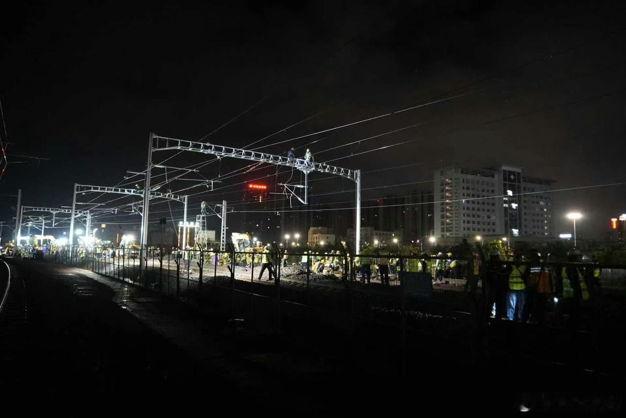 🚄大攀铁路引入大理枢纽工程传来喜讯！6月12日凌晨，数百名建设者趁着“天窗”时