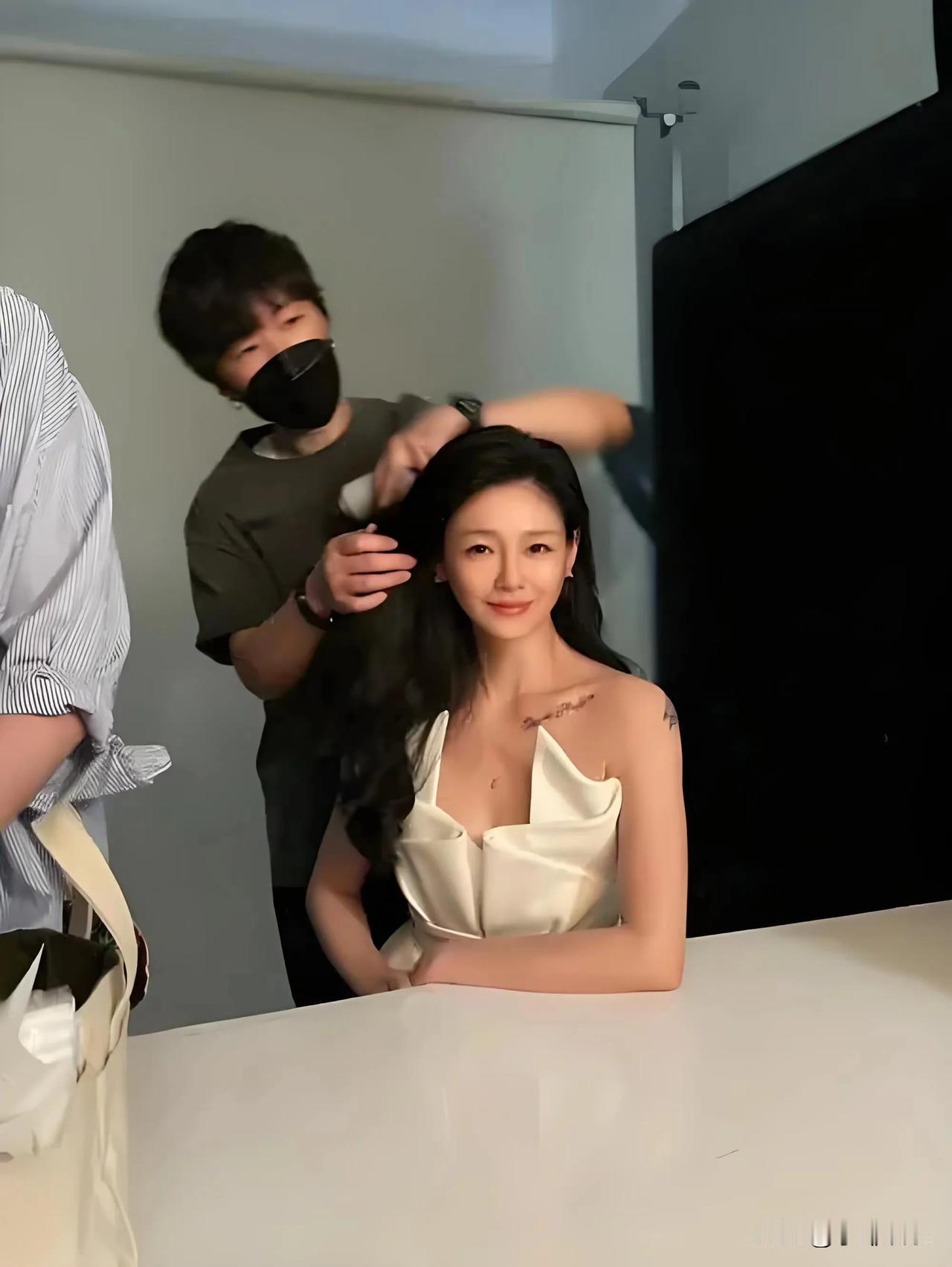 月底大S复出的照片竟然这么好看！一头微卷的长发垂下，搭在她的肩上，身穿全白色礼服